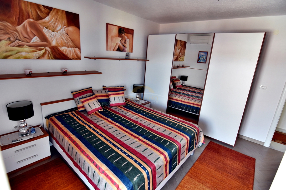 Vrhunsko urejena hiša na Čiovu/Okrug Gornji s prekrasnim odprtim razgledom